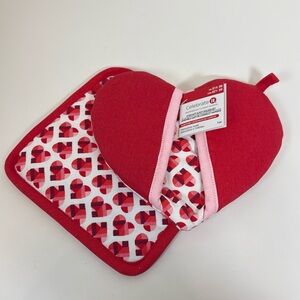 NWT Celebrate It Oven Mitt & Pot Holder Set Valentines Day
